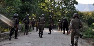 ராணுவ முகாம் மீது பயங்கரவாதிகள் தாக்குதல்: சிஆர்பிஎப் வீரர் வீரமரணம்